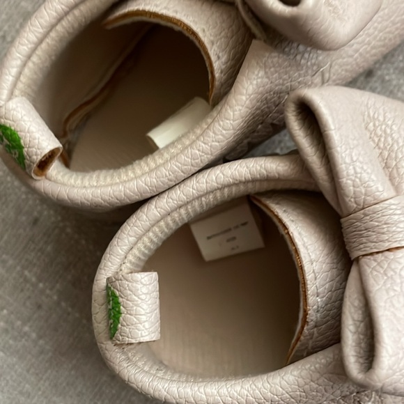 First Steps Cream Colored Moccasins with Bows Size 3 - Picture 5 of 5